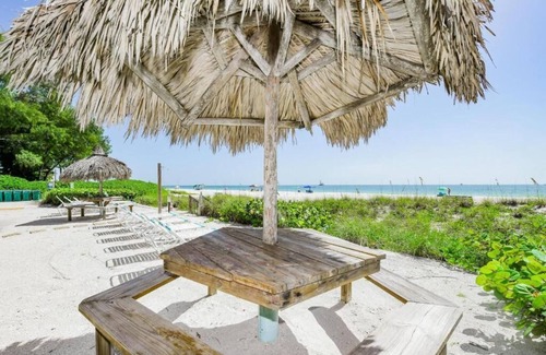 Holmes Beach Condo | Beachfront Complex! Heated Pool~Pool View! Updated