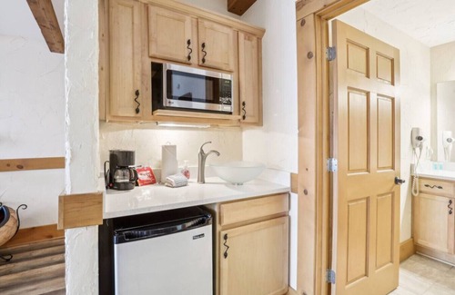 Lake Delton Condo | Beachfront Condo Retreat at Delton Grand