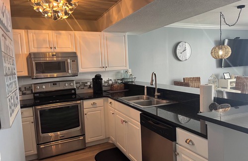 Emerald Coast Condo | Beachfront Condo Gorgeous Gulf view, Steps from the beach, Pool’s, Beach service