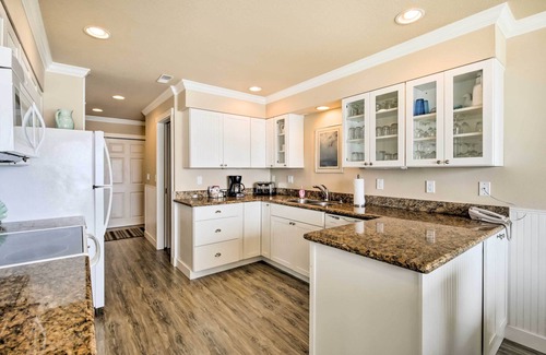 Lincoln Beach Condo | Beachfront Condo w/Patio & Views - Walk to Shore!