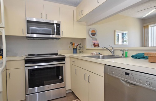 Glen Arbor Condo | Beachfront condo with Lake Michigan views, deck, washer/dryer, fireplace, WiFi