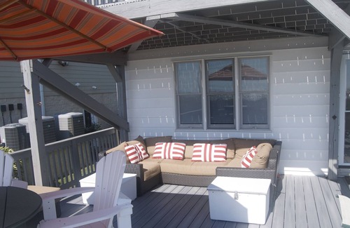 Buckroe Beach Cottage | Beachfront Cottage directly on the Chesapeake Bay!