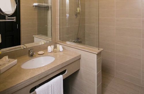 Makadi Bay Hotel | Beachfront Bliss with Balcony Views & Outdoor Pools | 3 Comfortable Rooms