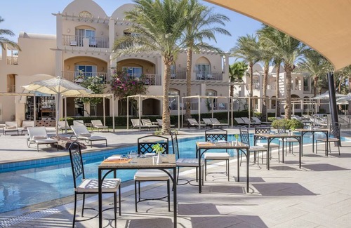 Makadi Bay Hotel | Beachfront Bliss with Balcony Views & Outdoor Pools | 3 Comfortable Rooms