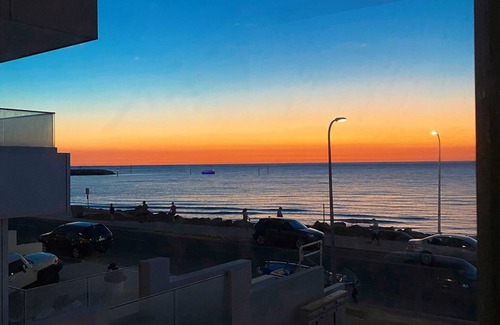 Glenelg North Apartment | Beachfront Escape No 5: Your Perfect Spot for Fun, Sun, and Sea Right on the Waterfront – Pets Welcome!