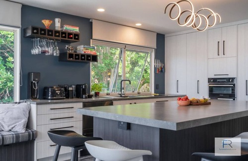 Bayswater House | Beachfront Executive Home in Bayswater