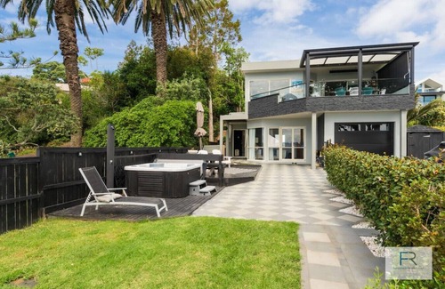 Bayswater House | Beachfront Executive Home in Bayswater