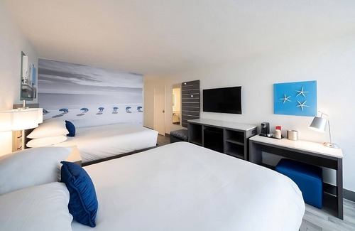 Fort Walton Beach Hotel | Beachfront Getaway with Heated Outdoor Pool Near Fort Walton Beach Landing Park