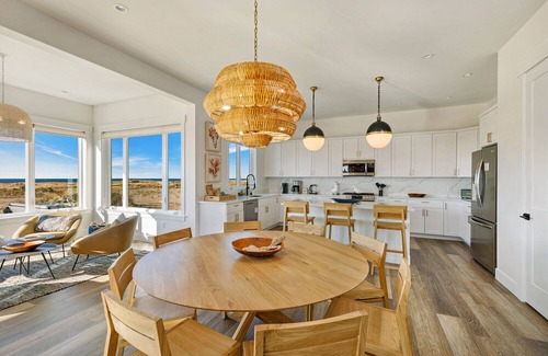 Cohassett Beach House | BEACHFRONT Hot Tub + Game Room 5 BR Sleeps 14 + Pets 2 Min Walk to Beach