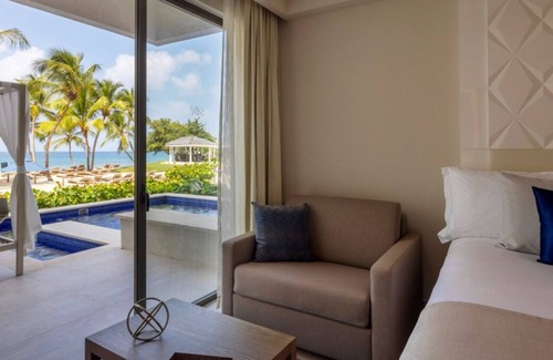Morne Rouge House | Beachfront Hotel Near Magazine Beach! 4 Suites with Semi-Private Pool & Balcony!