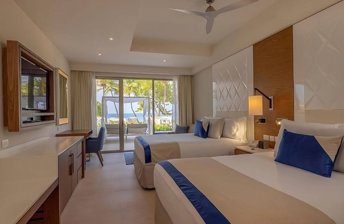 Morne Rouge House | Beachfront Hotel Near Magazine Beach! 4 Suites with Semi-Private Pool & Balcony!