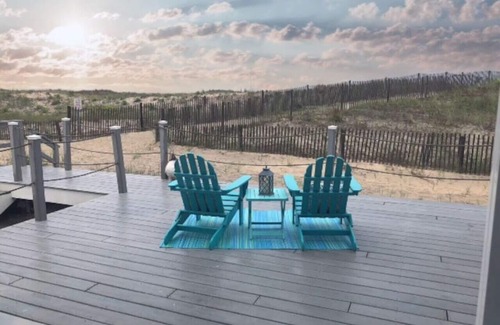 South End House | BEACHFRONT Luxury Home 1st Fl Walkout Shabby Chic + Direct Beach Access