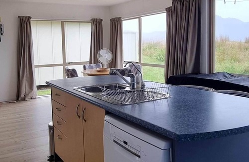Kennedy Bay Apartment | BEACHFRONT Modern Holiday Rental at Kennedy Bay