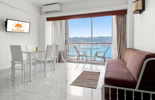 Costera Acapulco Hotel | Beachfront Suite at Hotel Torres Gemelas
