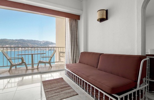 Costera Acapulco Hotel | Beachfront Suite at Hotel Torres Gemelas