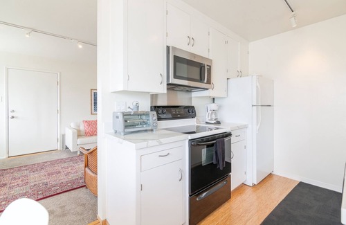 Pacifica House | Beachfront Ocean Views 20 Mins to SF!