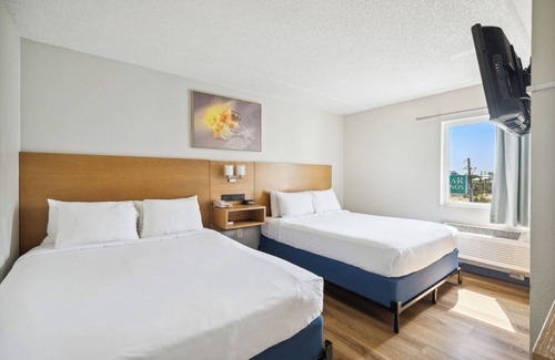 Fort Bay Hotel | Beachfront Premier Suite - Queen/Queen with Kitchen - Split Accommodations - Top