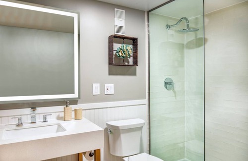 North Ocean City Hotel | Beachfront Retreat - 2 Family-Ready Rooms with Stunning Ocean Views