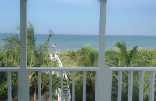 Ambersand Beach House | Beachfront/Riverfront - 2 living areas, Flexible 3 Bedroom 3 Bath