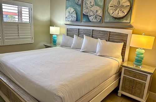 Sanibel Hotel | Beachfront Stay | Garden Views, Biking, Island Dining & Sunset Walks