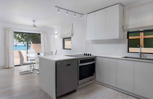 Mullins Villa | Beachfront Villa with private back decknNear restaurants