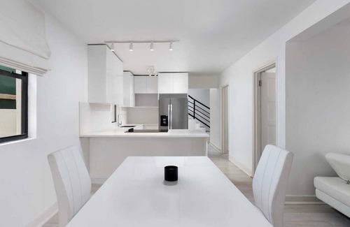 Mullins Villa | Beachfront Villa with private back decknNear restaurants