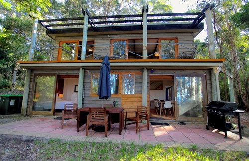 Lilli Pilli House | Beachgum: a cozy cabin on a wooded acre of beachfront with its own tennis court.