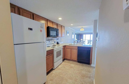 Midtown Ocean City Condo | Beachside 2BR Retreat with Balcony & Full Kitchen