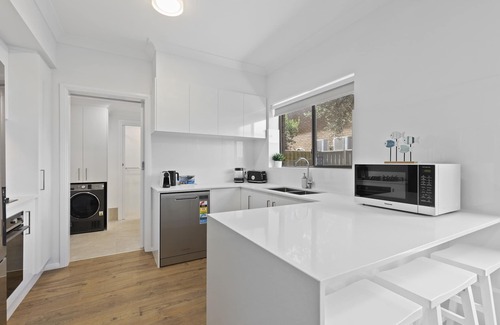 Glenelg South House | Beachside 3-Bed Retreat with BBQ & Garage