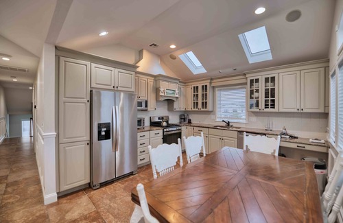 Surf City House | Beachside 8BR 1 Block from Ocean Family & Wedding Friendly – Year Round