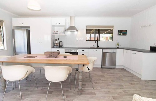 Oakura House | Beachside Aqua Vista Bach Oakura