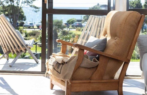 Oakura House | Beachside Aqua Vista Bach Oakura