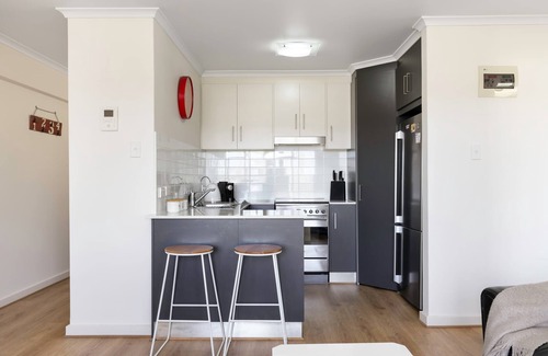 Glenelg South Apartment | Beachside Breakaway Glenelg South 200m to the Beach