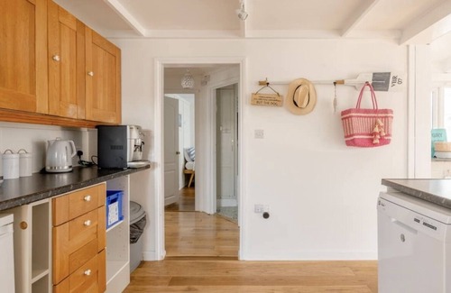 Irstead House | Beachside cottage dogs friendly 2 minutes walk to beach with hot tub* EV charger