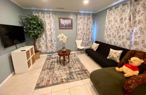 Midway City Cottage | Beachside Cottage: Disneyland, L.Saigon, Knotts!