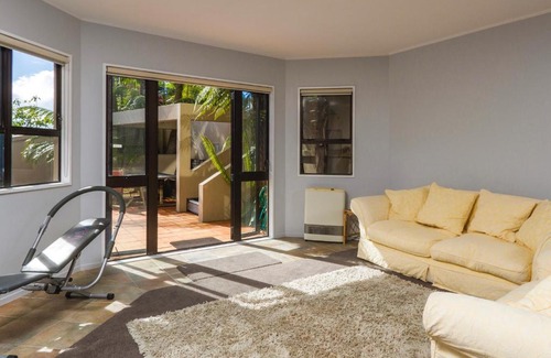 Castor Bay Apartment | Beachside Holiday - Castor Bay Holiday Apartment