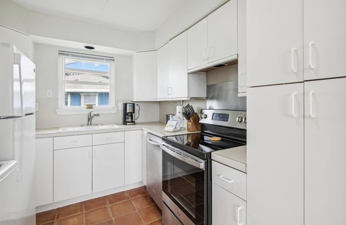 Bermuda Beach House | Beachside Pearl | Pet Friendly, Walk to the Sand