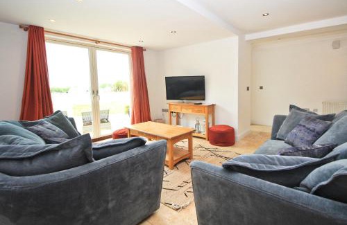 Treyarnon House | BEACHSIDE SPACIOUS apartment, private garden