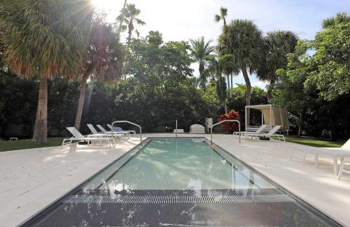 Bal Harbour Apartment | Beachside Studio with Pool Parking & Beach Service in Bal Harbour Miami Beach