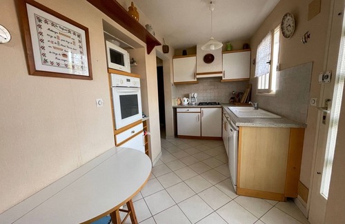 Jullouville House | Beachside Villa with Garden, Free Wifi & BBQ – Close to Shops & Attractions