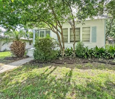 Gulfport House | Beachside Walk & Casino Retreat - Breakfast - Hot Tub - Game Room