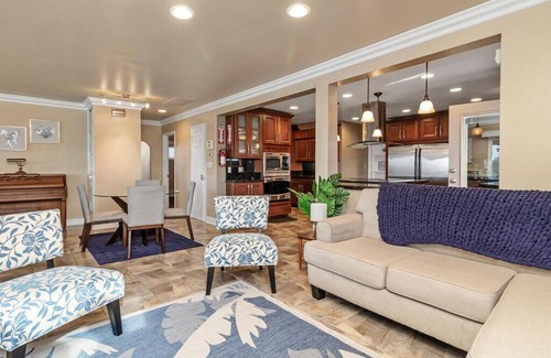 Townsite House | Beachtown Bella 2 bed Ocean View