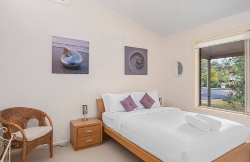 Emerald Beach House | Beachwood - An inviting 2-bedroom haven nestled in the heart of Emerald Beach.