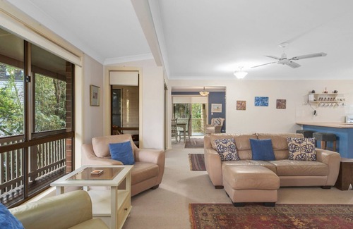 Emerald Beach House | Beachwood - An inviting 2-bedroom haven nestled in the heart of Emerald Beach.