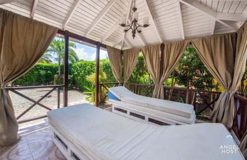 Ruby House | Beachy Cottage I Kitchen I Wi-Fi I Shaded Cabana I Parking