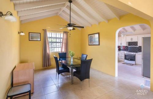 Ruby House | Beachy Cottage I Kitchen I Wi-Fi I Shaded Cabana I Parking