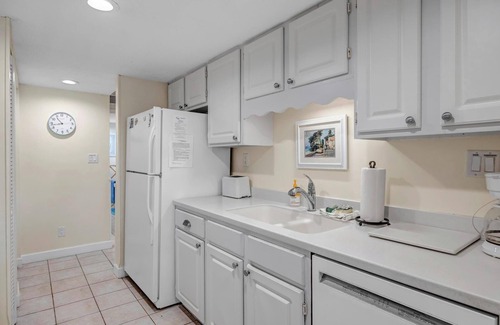Sawgrass Condo | Beachy Vibes - 2BR w lake views & screened sunroom