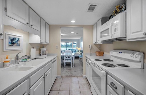 Sawgrass Condo | Beachy Vibes - 2BR w lake views & screened sunroom