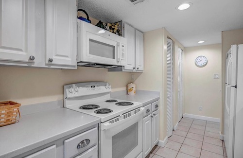 Sawgrass Condo | Beachy Vibes - 2BR w lake views & screened sunroom