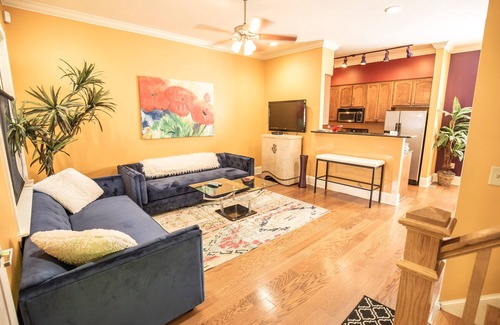 South Main Historic District House | Beale 2 blocks, 2800 SqFt 9 beds 2car-garage 3 patios Trolley stop @front door